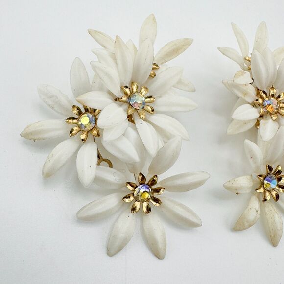 Vintage Daisy Cluster White Earrings Clip On Aurora Borealis Rhinestone Glamour - Picture 3 of 8